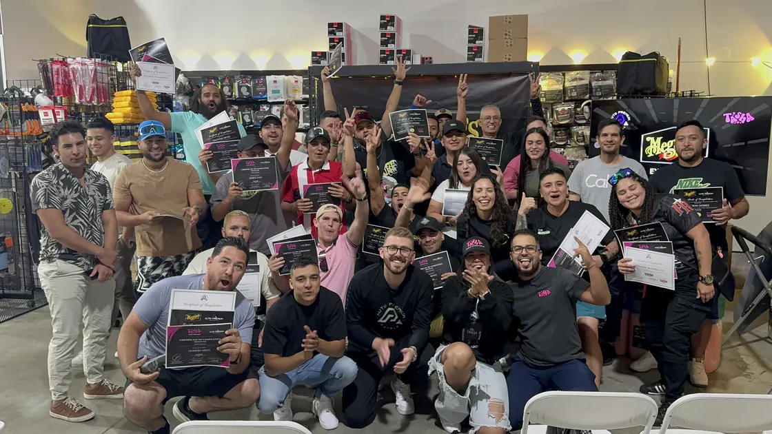 Estudiantes celebrando con sus certificados de finalización