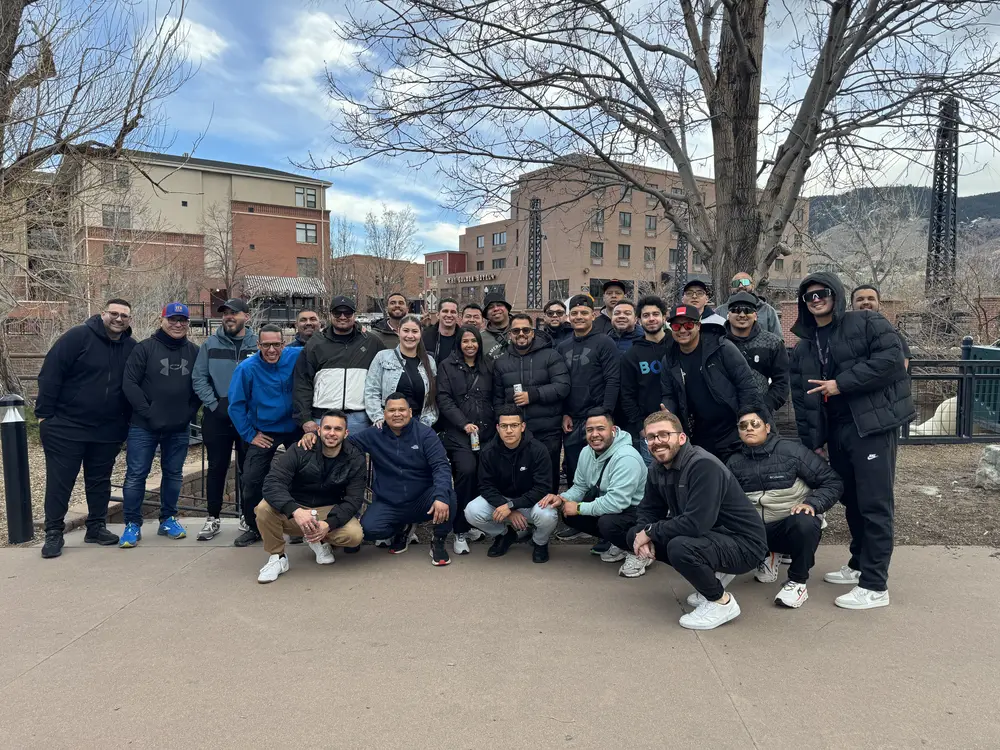 Comunidad de detailers reunida en un evento presencial